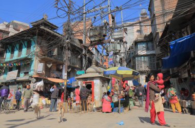 Katmandu Nepal - 10 Kasım 2017: Kimliği belirsiz kişi ziyaret Siddhidas Marg eski sokak Katmandu Nepal.