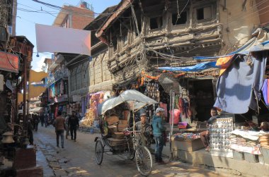 Katmandu Nepal - 10 Kasım 2017: Kimliği belirsiz kişi ziyaret Siddhidas Marg eski sokak Katmandu Nepal.