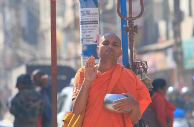 Katmandu Nepal - 10 Kasım 2017: Tanımlanamayan keşiş dua ediyor Katmandu Nepal Siddhidas Marg eski sokakta.