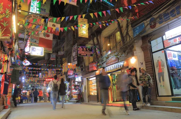 Katmandu Nepal - 10 Kasım 2017: Kimliği belirsiz kişi ziyaret Thamel alışveriş caddesi Katmandu Nepal.