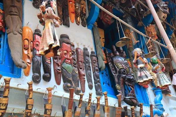 加德满都尼泊尔 2017年11月10日 纪念品商店陈列木偶和木面具在 Siddhidas Marg 老街道在加德满都尼泊尔 — 图库照片