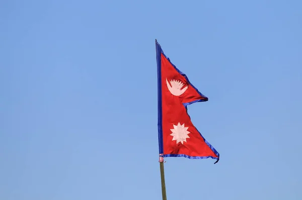 尼泊尔蓝天上的尼泊尔国旗 — 图库照片