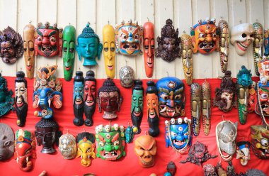 Katmandu Nepal - 10 Kasım 2017: Hediyelik eşya dükkanı görüntüler ahşap maskeleri Katmandu Nepal.