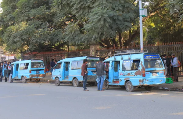 Kathmandu Nepal Novembre 2017 Persone Non Identificate Viaggiano Minibus Locale — Foto Stock