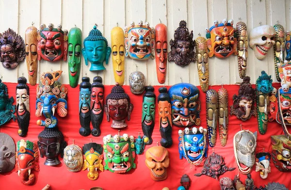 加德满都尼泊尔 2017年11月10日 纪念品商店陈列木面具在加德满都尼泊尔 — 图库照片