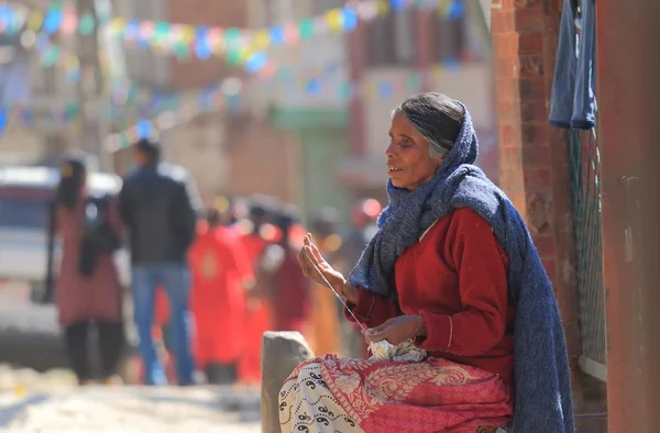 加德满都尼泊尔 2017年11月11日 在尼泊尔加德满都针织羊毛的不明身份的盲人妇女 — 图库照片