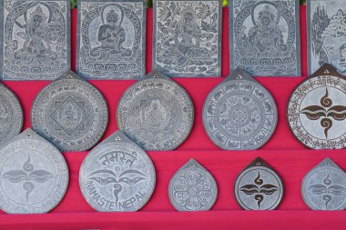Katmandu Nepal - 10 Kasım 2017: Katmandu Nepal levha oyma Hediyelik eşya dükkanı görüntüler taş.