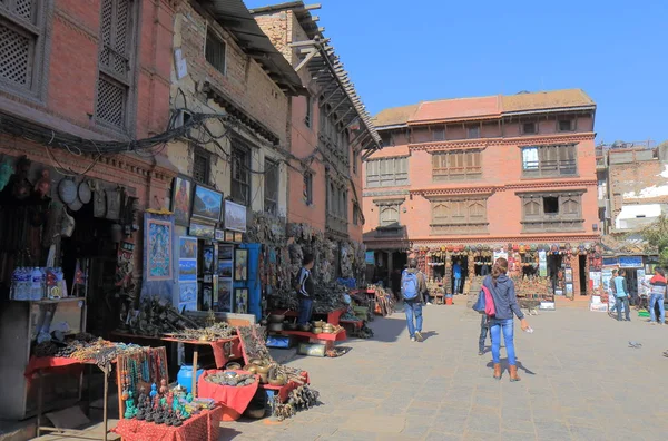 加德满都尼泊尔 2017年11月11日 不明身份的人参观 Swayambhunath 佛塔寺加德满都尼泊尔的纪念品商店 — 图库照片