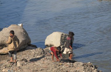 Katmandu Nepal - 11 Kasım 2017: Tanımlanamayan çocuk oyun Katmandu Nepal Nehri kıyısında.