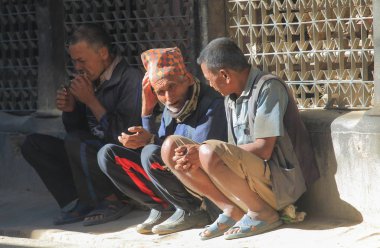 Katmandu Nepal - 11 Kasım 2017: Kimliği belirsiz kişi sohbet şehir Katmandu Nepal sokak.