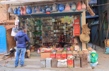 Katmandu Nepal - 11 Kasım 2017: Tanımlanamayan insanlar iş Katmandu Nepal yerel bakkal dükkanında.