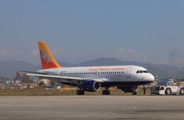 Katmandu Nepal - 12 Kasım 2017: Nepal Katmandu havaalanında Park Royal Bhutan Havayolları uçak.