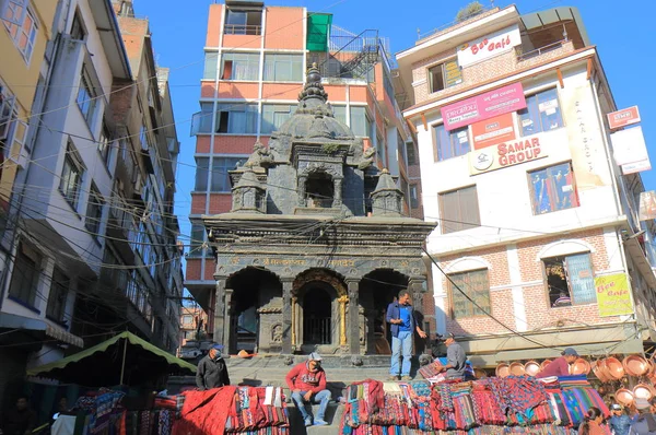 加德满都尼泊尔 2017年11月11日 不明身份的人访问 Siddhidas Marg 老街在加德满都尼泊尔 — 图库照片