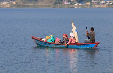Pokhara Nepal - 7 Kasım 2017: Fhewa Gölü Pokhara Nepal kimliği belirsiz kişi yelken.