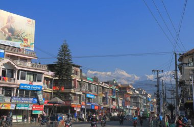 Pokhara Nepal - 8 Kasım 2017: Şehir Pokhara Nepal kimliği belirsiz kişi gidip.