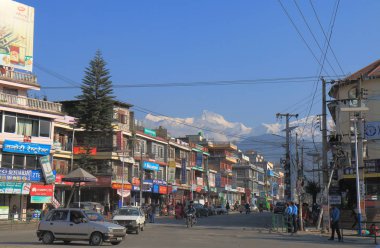 Pokhara Nepal - 8 Kasım 2017: Şehir Pokhara Nepal kimliği belirsiz kişi gidip.