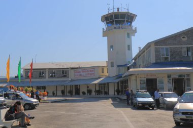 Pokhara Nepal - 8 Kasım 2017: Kimliği belirsiz kişi seyahat Pokhara Nepal Pokhara havaalanında.