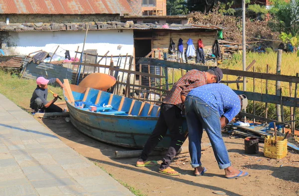 Pokhara Nepal November 2017 Niet Geïdentificeerde Mensen Bouwen Boot Pokhara — Stockfoto