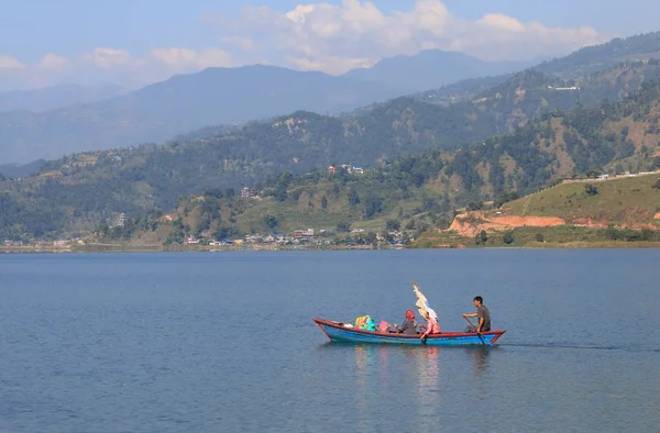 Pokhara Nepal Novembre 2017 Persone Non Identificate Navigano Nel Lago — Foto Stock