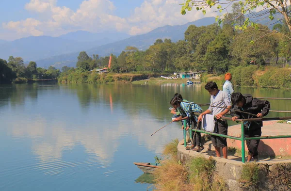 Pokhara Nepal November 2017 Oidentifierade Personer Fisk Dam Side Park — Stockfoto