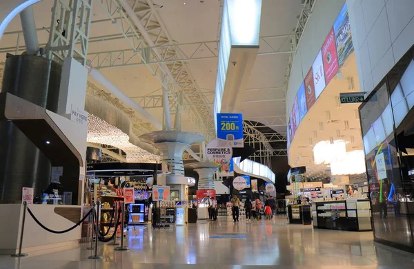 クアラルンプール マレーシア 2017 身元不明者訪問 マレーシア クアラルンプール国際空港での免税店 — ストック写真