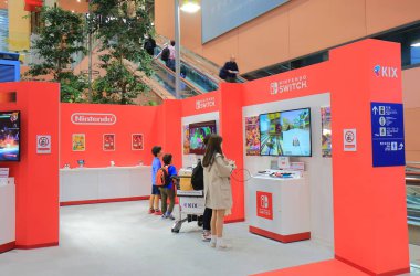 Osaka Japonya - 13 Kasım, 2017: kimliği belirsiz kişi Kansai Uluslararası Havaalanı Osaka Japonya Nintendo Oyun standında ziyaret.