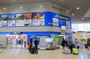 Osaka Japonya - 13 Kasım, 2017: kimliği belirsiz kişi seyahat Kansai Uluslararası Havaalanı'nda tren istasyonuna Osaka Japonya 