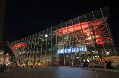 Osaka Japonya - 13 Kasım, 2017: kimliği belirsiz kişi ziyaret Umekita gemi hall Japonya'nın Osaka. Umekita gemi hall Osaka tren istasyonunda bulunan çağdaş multi amaç mekandır.