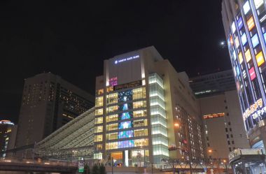 Osaka Japonya - 13 Kasım, 2017: kimliği belirsiz kişi ziyaret Lucua alışveriş merkezi Nanba Osaka Japonya. Lucua çağdaş Osaka tren istasyonunda bulunan alışveriş kompleksi olduğunu.