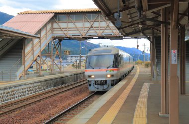 Gero'i Japonya - 10 Aralık 2017: Yerel tren çalışır tarihsel Hida Hagiwara tren istasyonu Gero şehir Japonya üzerinden.