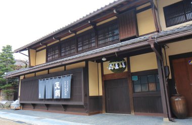 Gero'i Japonya - 10 Aralık 2017: Geleneksel Japon ev iyiliği Gero City Japonya Japon şarap dükkanı.