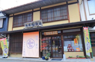 Gero'i Japonya - 10 Aralık 2017: Geleneksel soya kaynak Dükkanı Gero şehir Japonya'da