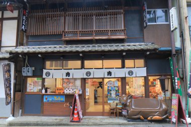 Gero'i Japonya - 11 Aralık 2017: Geleneksel Hida sığır eti Dükkanı Gero City Japonya. Hida sığır eti Japonya'da en iyi et ürünlerinden biridir.