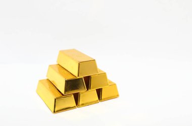 Altın külçeleri kazık izole beyaz arka plan