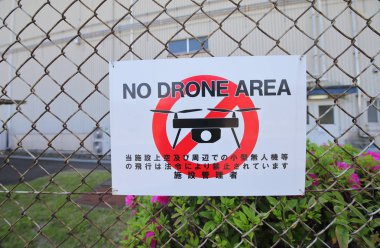 Japonya'da dron alan iz yok. Çeviri - uçak veya herhangi bir küçük uçan cisim bu alanda kullanımı yasalar tarafından yasaklandığı.