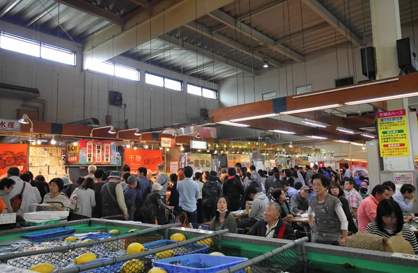Kyoto Japonya - 04 Mayıs 2018: Kimliği belirsiz kişi ziyaret Merkezi Balık Pazarı yırttı Tajima parçaladı.