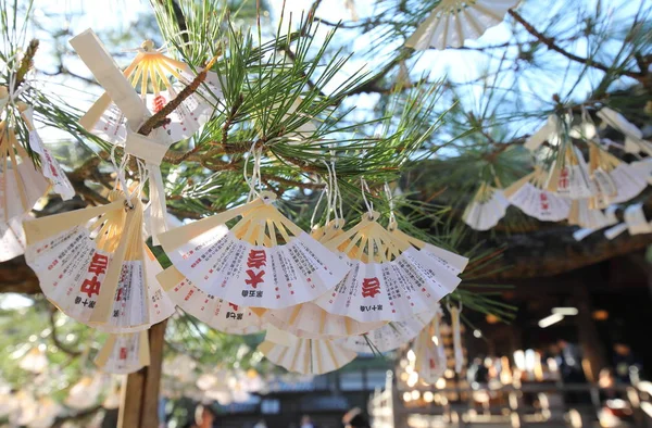 京都日本 2018年5月04日 Omikuji 在日本京都 Chionji 寺的树上绞刑 Omikuji 是在日本道教圣地和佛教寺庙的纸上写的随机命运 — 图库照片