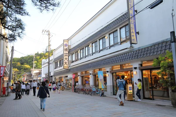 京都日本 2018年5月04日 不明身份的人访问天桥立两岸沙洲购物街日本京都 — 图库照片