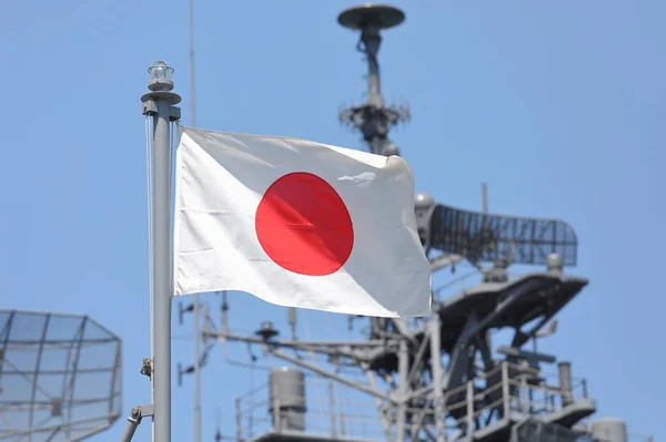 日本の自衛力海軍艦と日本の国旗 — ストック写真