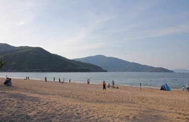 Fukui Japonya - 05 Mayıs 2018: Kimliği belirsiz kişi ziyaret Kehi Matsubara kumsal Fukui Japonya yok