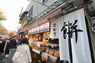 Nara Japonya - 9 Kasım 2019: Kimliği belirsiz kişiler Nakatanido Japon pirinç keki dükkanı Nara Japonya 'yı ziyaret etti