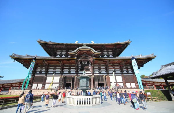 Nara Japan Listopada 2019 Niezidentyfikowani Ludzie Odwiedzają Świątynię Todaiji Nara — Zdjęcie stockowe