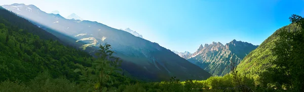 Panorama van de Kaukasische bergen Svaneti — Stockfoto