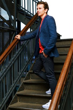 Merdivenlerde kalan çocuk.