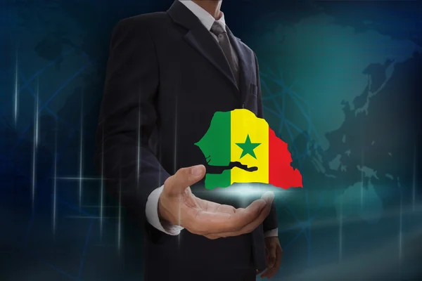 Бизнесмен с картой и флагом Сенегала — стоковое фото