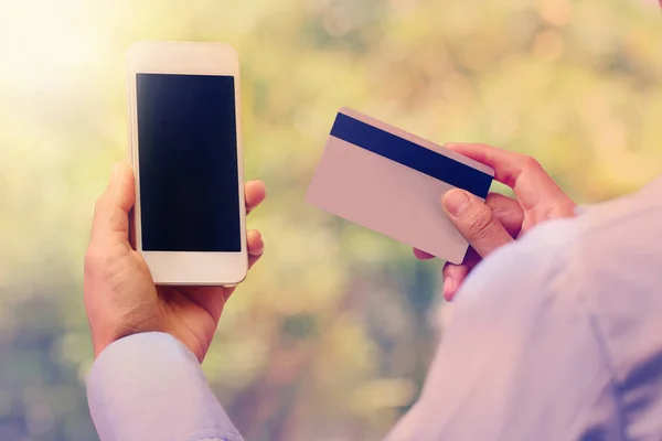 Mujer de negocios con smartphone y tarjeta de crédito —  Fotos de Stock