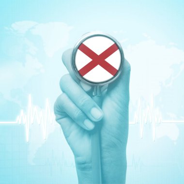 Doktor stetoskop Alabama bayrak tutan eli.