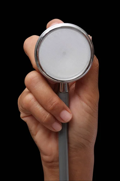 Hand hält Stethoskop auf schwarzem Hintergrund — Stockfoto