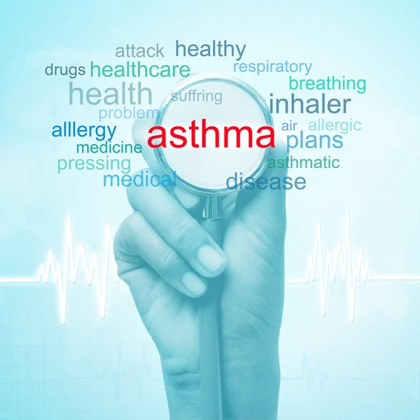 Tangan memegang stetoskop dengan kata asma. konsep medis — Stok Foto
