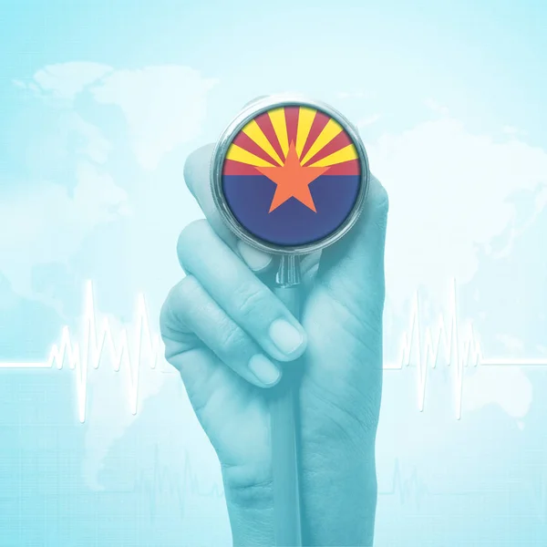 Handen håller stetoskop med Arizona flagga . — Stockfoto